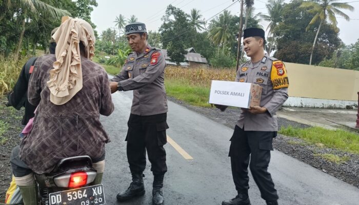 Ramadan, Polsek Amali Berbagi Takjil ke Pengguna Jalan