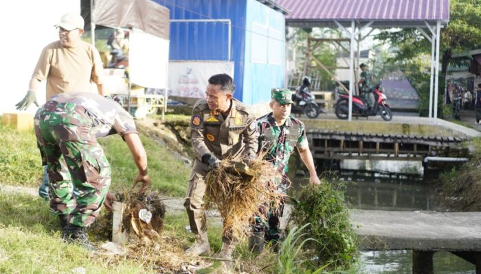 Beri Keteladanan, Bupati dan Wakil Bupati Bone Kompak Turun Langsung Aksi Bersih Beramal