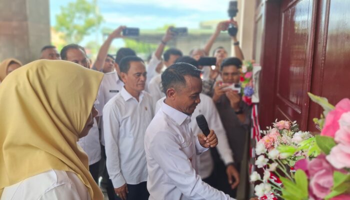 Bupati Resmikan Pembangunan Rehab Kantor Desa Mallari, Ajak Pemdes Tekan Angka Kemiskinan