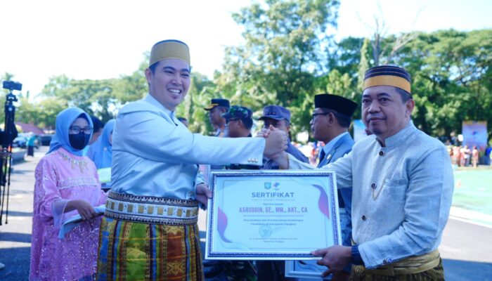 Direktur Utama PT Semen Tonasa Diganjar Penghargaan di Momen Hardiknas