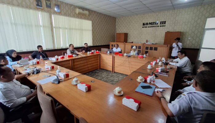 Komisi III DPRD Bone Cecar BMKCTR dan Pelaksana Proyek Bola Soba
