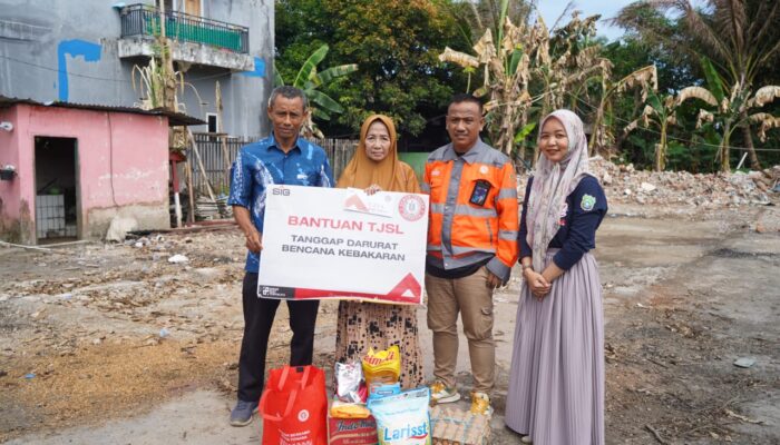 Wujud Kepedulain ke Warga Kampung Balang, PT Semen Tonasa Salurkan Bantuan Warga Terdampak Kebakaran