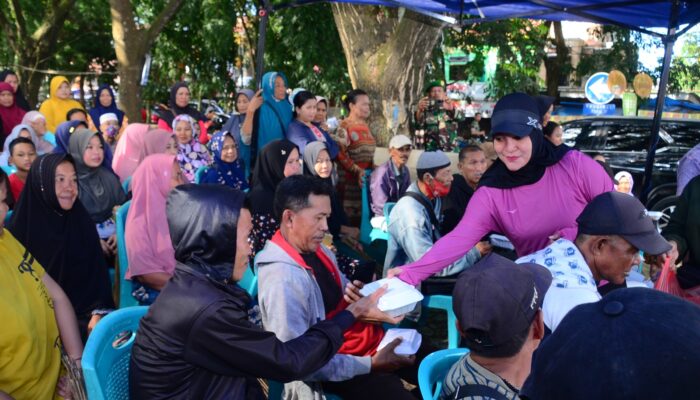 Jumat Berkah, Dandim 1407 Bone bersama Isteri Hadirkan Warung Makan Gratis