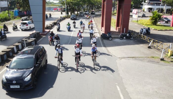 Personel Brimob Polda Sulsel Gowes Bersama SCC, Taklukkan Trek Makassar – Gowa