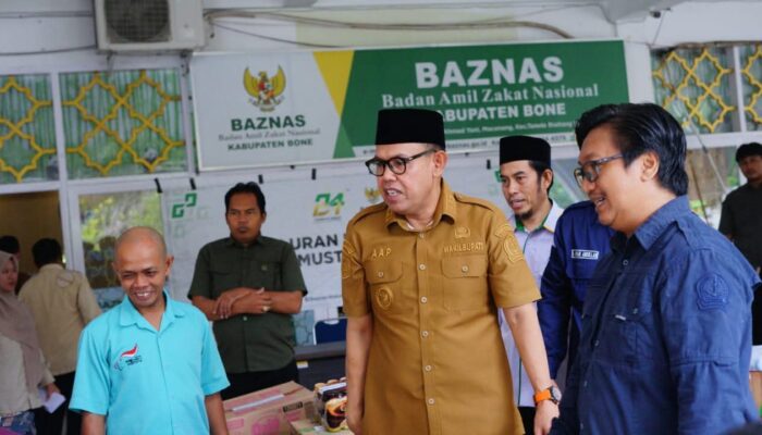 Baznas Berikan Bantuan Usaha ke Penyandang Disabilitas, Wabup Bone Ikut Keluarkan Zakat Profesi
