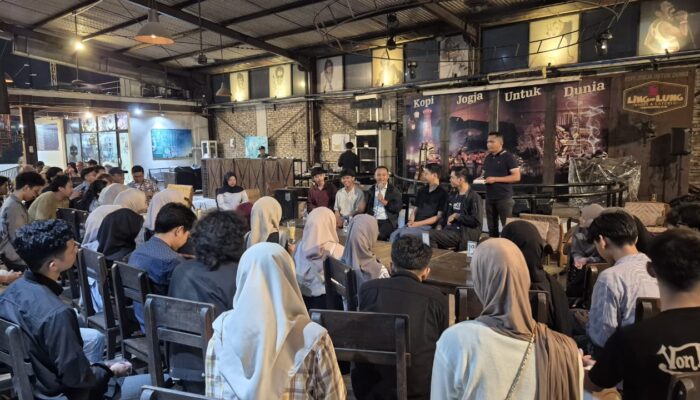 Bupati Bone Ngopi Bareng Mahasiswa Bone di Yogya, Serahkan Gaji ke Mahasiswa Yatim dan Berprestasi