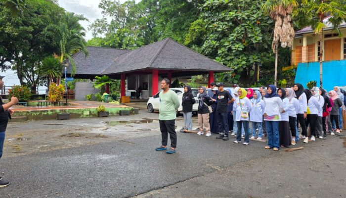 Dinas Parawisata Bersih-bersih di Kawasan Wisata Nomor Wahid di Bone 