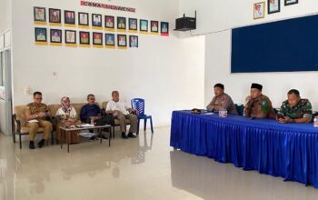 Camat Ulaweng Aryananda saat memberi sambutan