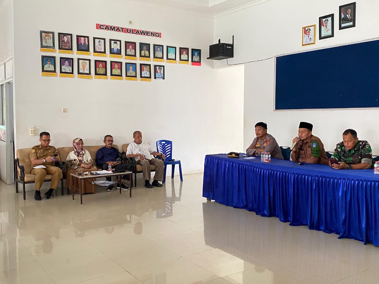 Camat Ulaweng Aryananda saat memberi sambutan