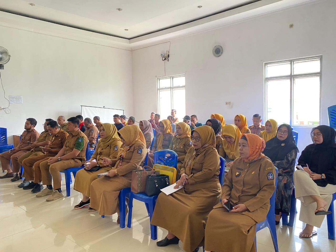 Peserta rapat koordinasi persiapan perayaan HUT Ke-80 Kemerdekaan RI di kecamatan Ulaweng Kabupaten Bone, Senin (30/6/2025) 
