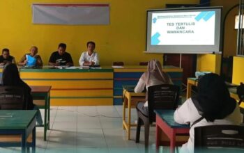 Calon perangkat desa mengikuti tes tertulis hingga wawancara.