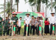 Penanaman Jagung Serentak Kuartal III dan Penanaman Jagung di Lahan Perhutanan Sosial digelar di Dusun Lapatena, Desa Jompie, Kecamatan Ulaweng, Kabupaten Bone, Rabu (9/7/2025).