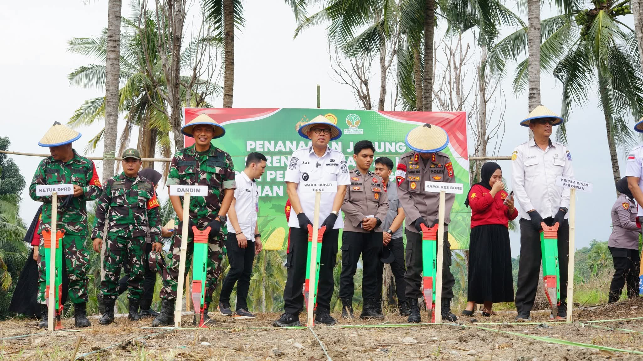 Penanaman Jagung Serentak Kuartal III dan Penanaman Jagung di Lahan Perhutanan Sosial digelar di Dusun Lapatena, Desa Jompie, Kecamatan Ulaweng, Kabupaten Bone, Rabu (9/7/2025).