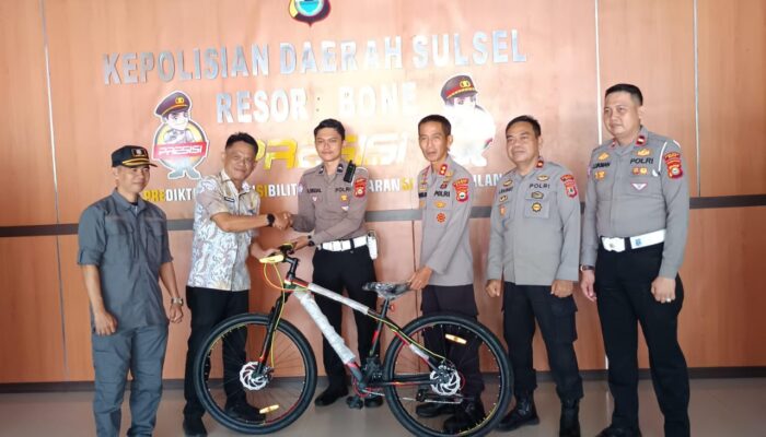 Bupati Bone Serahkan Sepeda Apresiasi kepada Anggota Polres yang Berhasil Tangkap Begal