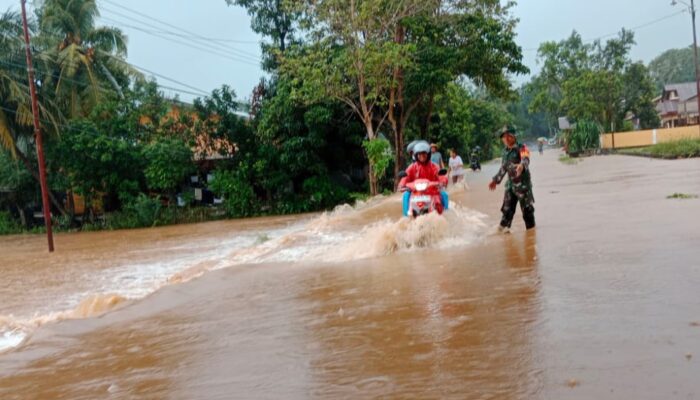 Banjir Rendam Sejumlah Titik di Bone, Babinsa Kodim 1407/Bone Sigap Bantu Warga