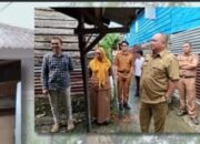 Kadis Perkimtan Bone Budiono (Kanan) saat melakukan peninjauan lokasi sekaligus survei bagi para Calon Penerima Bantuan perbaikan rumah TLH