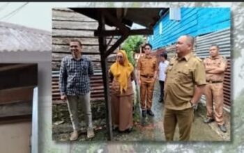 Kadis Perkimtan Bone Budiono (Kanan) saat melakukan peninjauan lokasi sekaligus survei bagi para Calon Penerima Bantuan perbaikan rumah TLH