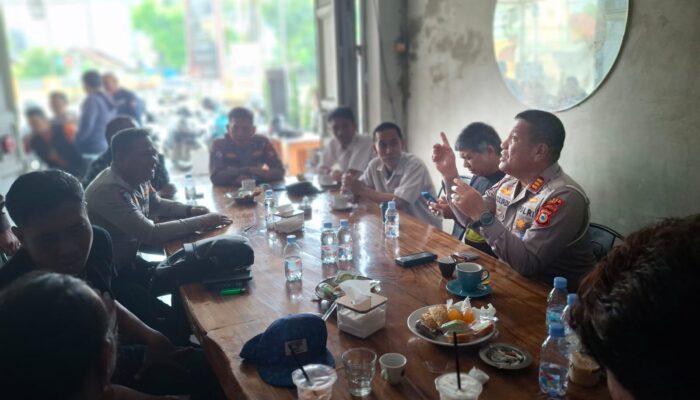 Boyong Perwiranya, Kasat Lantas Polres Bone Silaturahmi Insan Pers Lewat Ngopi Bareng