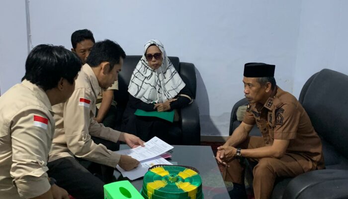 Baznas Bone Salurkan Bantuan Bedah Rumah untuk Guru Mengaji
