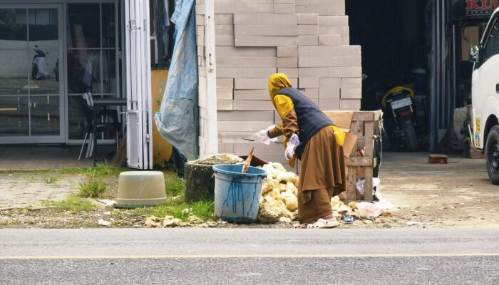 Dikenal Rajin, Aksi Lurah Pungut Sampah Tuai Pujian