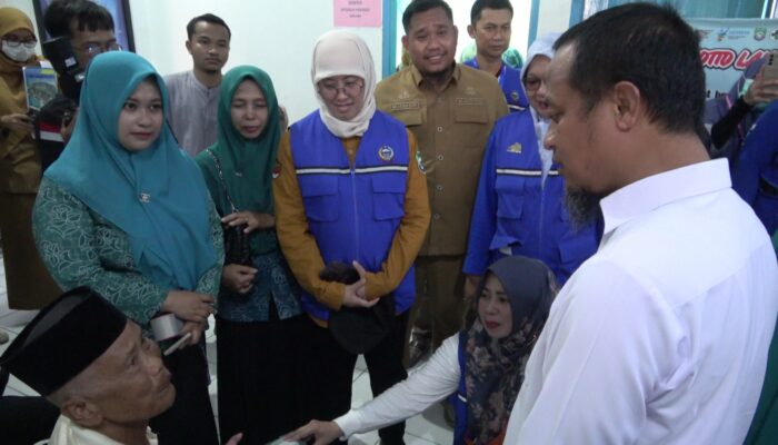 Didampingi Wabup Pangkep, Gubernur Sulsel Pantau Pelayanan Kesehatan Bergerak di Pulau Sabutung