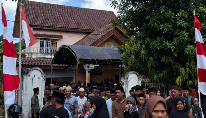 Tokoh Masyarakat Dua Boccoe, H. Darwis Tutup Usia, Ribuan Warga Melayat