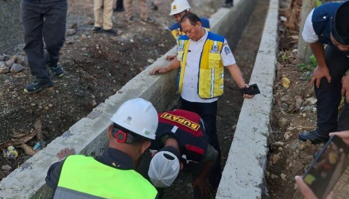 Tinjau Pengerjaan Jalan Perintis Senilai Rp 13,5 Miliar, Bupati Bone Cek Detail Material Digunakan
