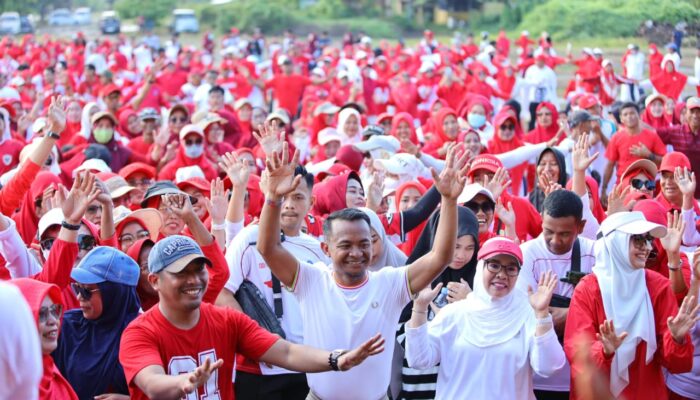Bupati Bone Bersama Ribuan Masyarakat Rayakan HUT Kemerdekaan di Lapangan Pabrik Gula Arasoe