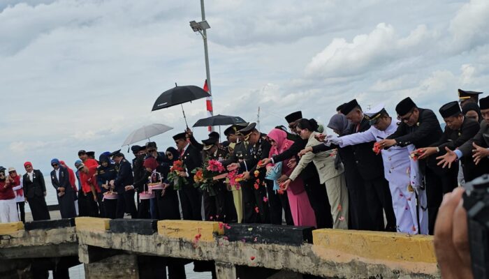 Kapolres Sinjai Pimpin Tabur Bunga di Pelabuhan Larea-rea Peringati HUT ke-80 RI
