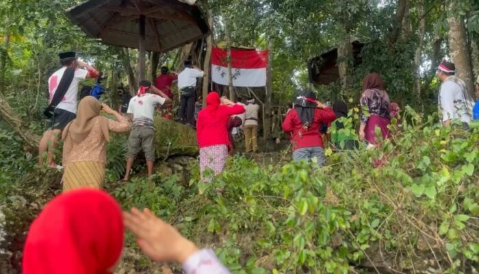 HUT ke-80 Kemerdekaan RI, D’Paris Bone Gelar Upacara Ikrar di Bukit Cempalagi