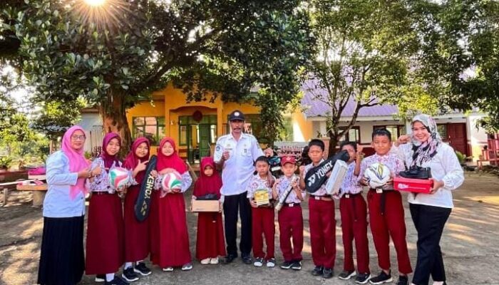 Bupati Bone Buat Siswa SD Inpres 10/73 Mappesangka Tersenyum, Bantuan Fasilitas Sekolah Diterima