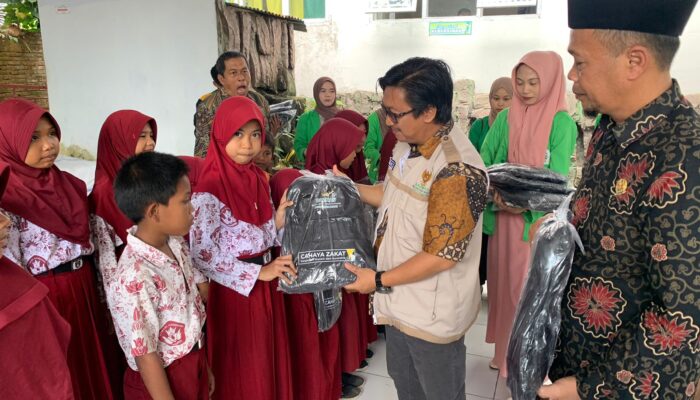 BAZNAS Bone Serahkan 112 Paket Tas untuk Siswa Kurang Mampu di Kecamatan Lappariaja