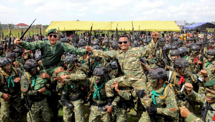 Bone Jadi Saksi Latihan Jungar Statik Yonif Para Raider 433 Julu Siri, Bupati Digotong Penerjun Payung