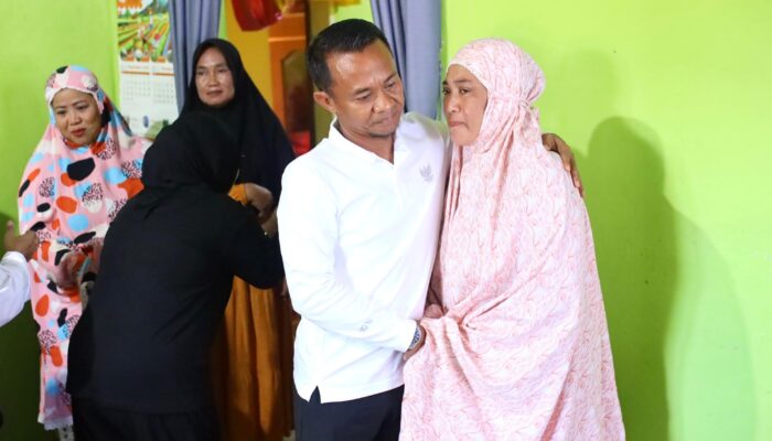 Bupati Bone Beri Semangat Keluarga Korban Demo DPRD Makassar, Berangkatkan Umrah Ibu Korban