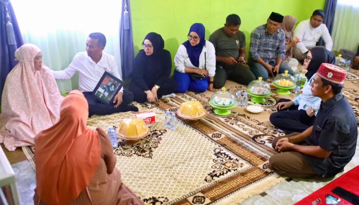 Bupati Bone Kunjungi Rumah Duka Korban Aksi Demonstrasi di DPRD Makassar, Sampaikan Belasungkawa dan Santunan