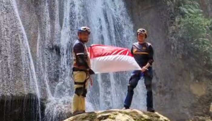 Bersama Camat Ulaweng, D’Paris Kibarkan Bendera Merah Putih di Kawasan Wisata Air Terjun Uci