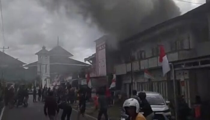 BREAKING NEWS: Kebakaran Landa Kelurahan Bukaka Bone