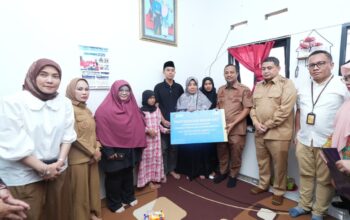 Gubernur Sulsel Serahkan Santunan dan Motor ke Keluarga Kasi Kesra Korban Kebakaran DPRD