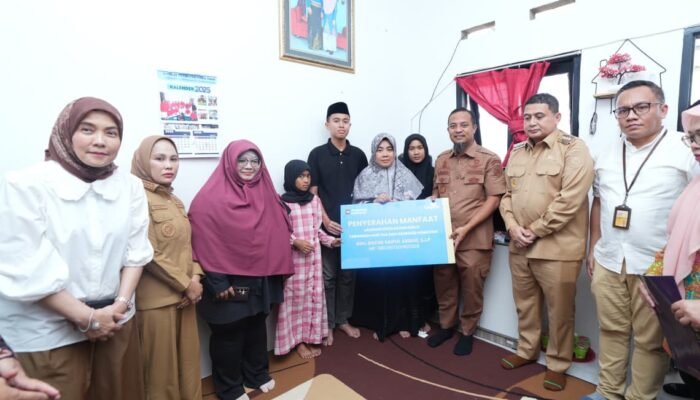 Gubernur Sulsel Serahkan Santunan dan Motor ke Keluarga Kasi Kesra Korban Kebakaran DPRD