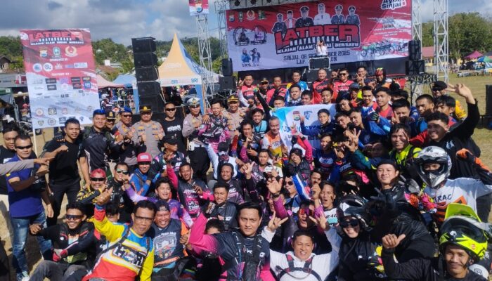 Foto Wakil Bupati Absen di Baliho Motor Trail Polres Sinjai, Publik Bertanya-tanya