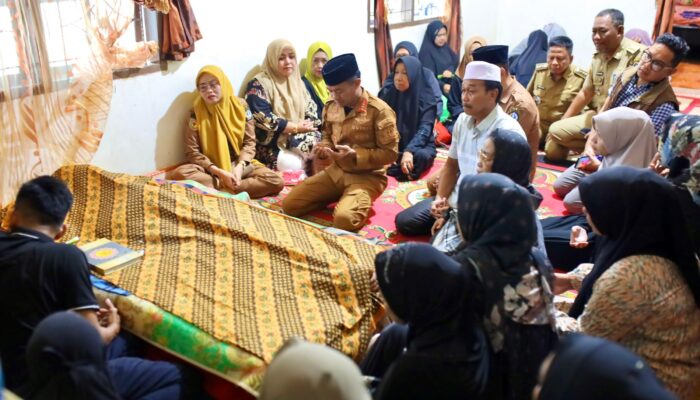 Datang Melayat, Bupati Bone Sampaikan Duka Cita Atas Wafatnya Putra Kepala Desa Sugiale