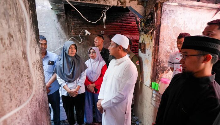 Gubernur Andi Sudirman Temui Korban Kebakaran Jalan Baji Dakka, Serahkan Santunan