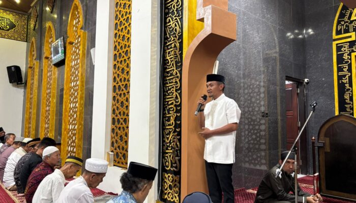 Bupati Bone Salat Magrib Berjamaah di Masjid Nurul Islam Biru, Ajak Warga Jaga Kondusifitas Daerah