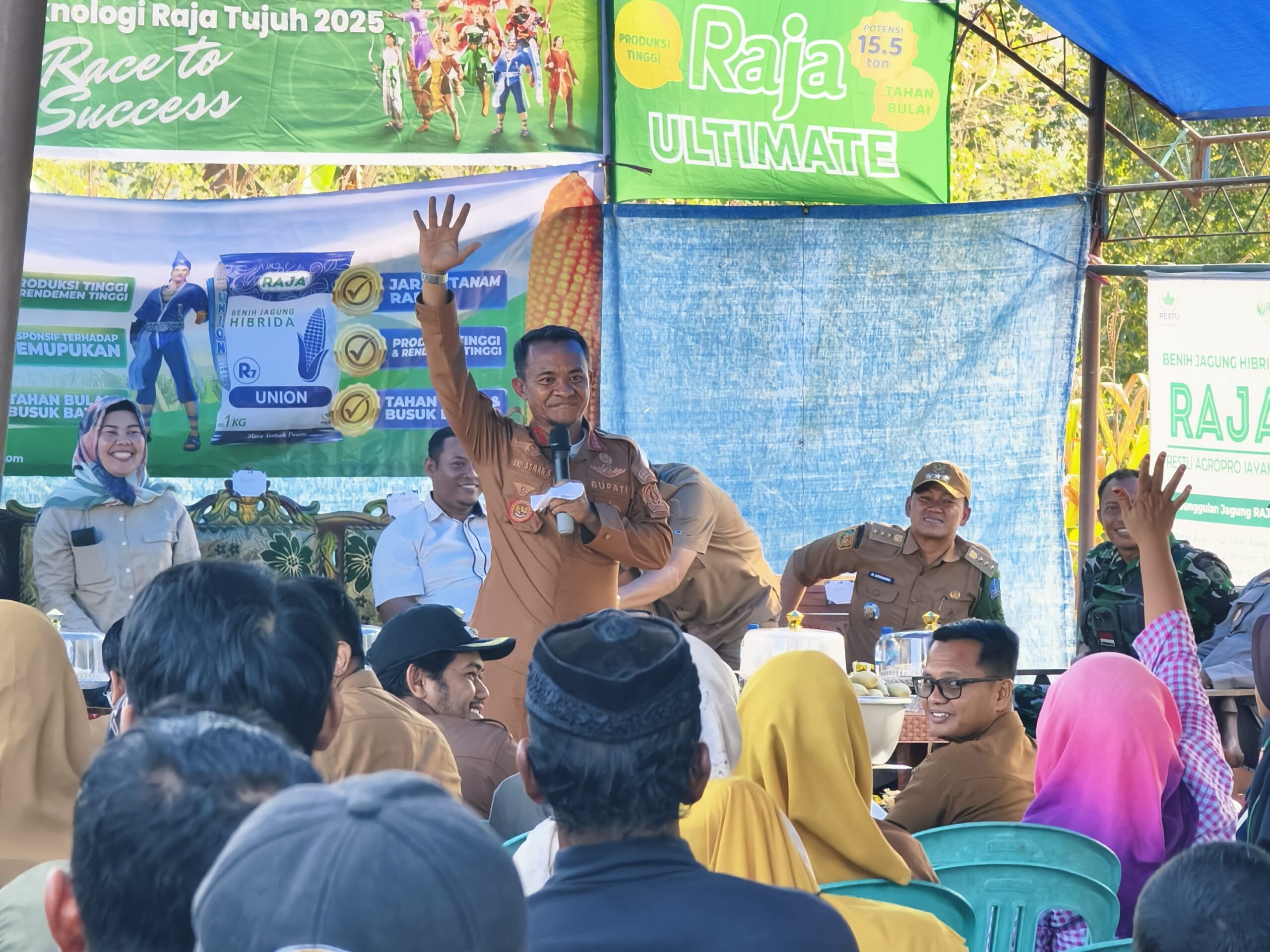 Bupati Bone Andi Asman Sulaiman saat mengajukan pertanyaan