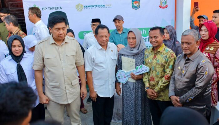 Dua Menteri Kunjungi Sulsel, Bupati Bone Dampingi Warganya Terima Rumah dari Negara