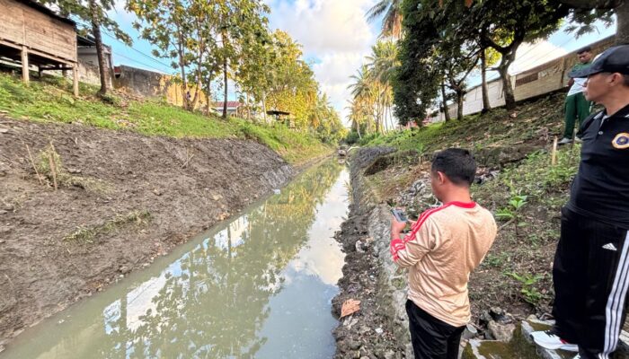 Bupati Bone Tinjau Pengerukan Endapan Sidemen Aliran Sungai