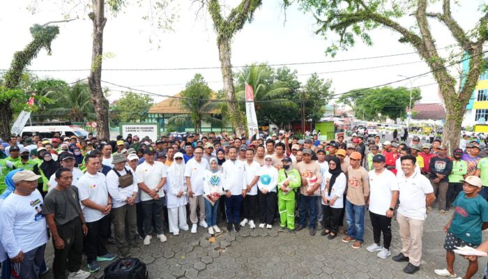Gubernur Sulsel Didampingi Bupati-Wabup Bone Serahkan Bantuan Sembako ke Satgas Kebersihan