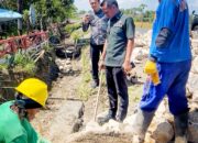 Tinjau Pengerjaan Drainase di Desa Mallinrung, Bupati Bone : Semua Anggaran Dipakai Membangun Wajib Kita Awasi 