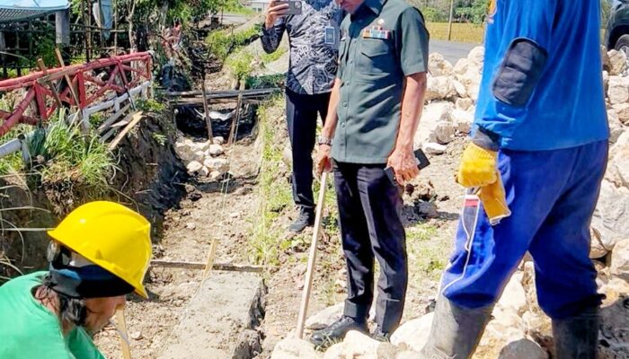 Tinjau Pengerjaan Drainase di Desa Mallinrung, Bupati Bone : Semua Anggaran Dipakai Membangun Wajib Kita Awasi 