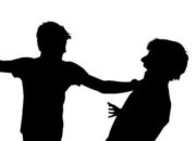 Miris, Siswa Pukul Guru di Depan Ayahnya yang Polisi